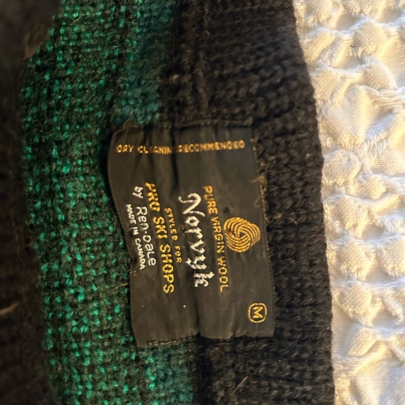 Vintage NORVYK 100% pure virgin wool sweater - Picture 2 of 4